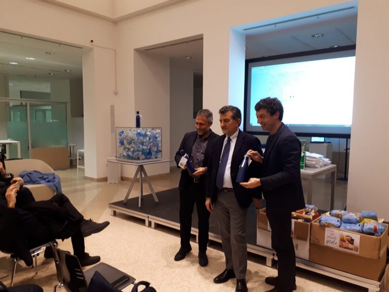 Net4market ha donato un defibrillatore al Comune e generi alimentari alla Caritas